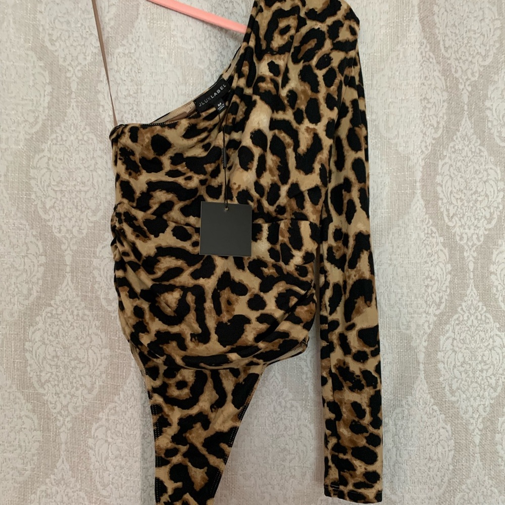 JLUXLABEL Leopard Print One-Shoulder Bodysuit in Tan and Black